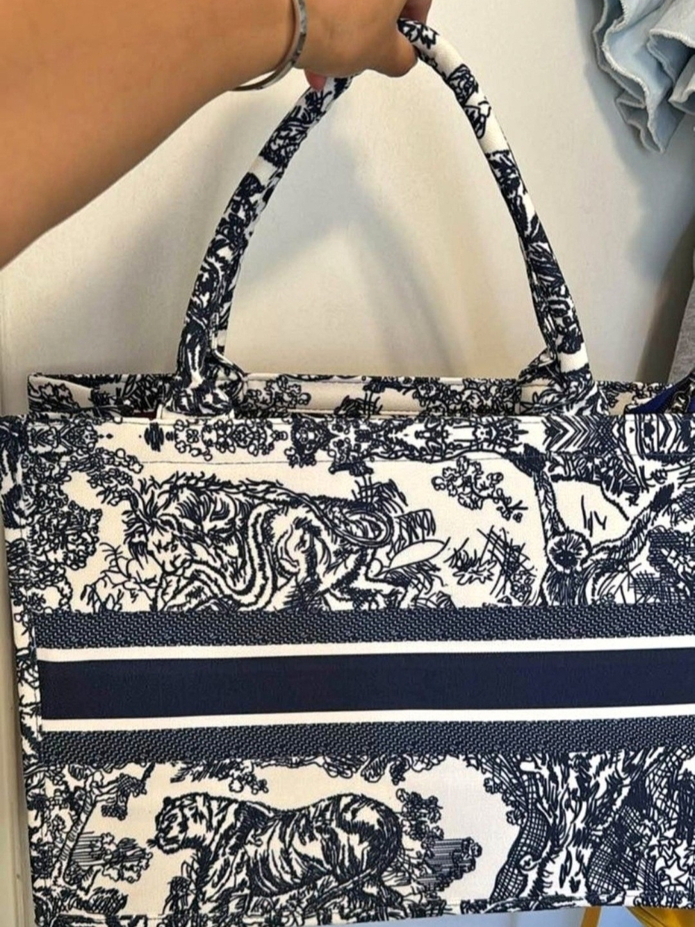 BRAND NEW NEVER WORN Elegant Toile French Prints Tote Bag Satchel Handbag - Picture 2 of 4